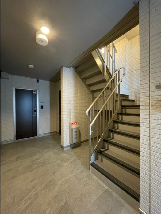 物件外観写真3　(エントランス部分)