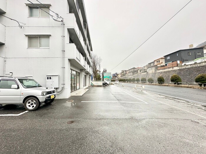 物件外観写真2　(駐車場)