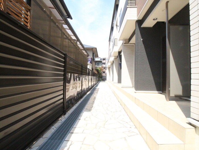 物件外観写真2　(エントランス部分)