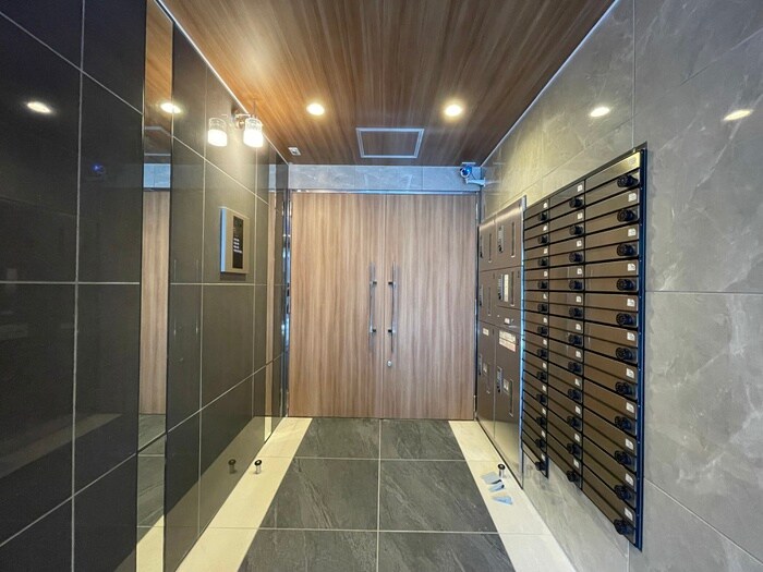 物件外観写真2　(エントランス部分)