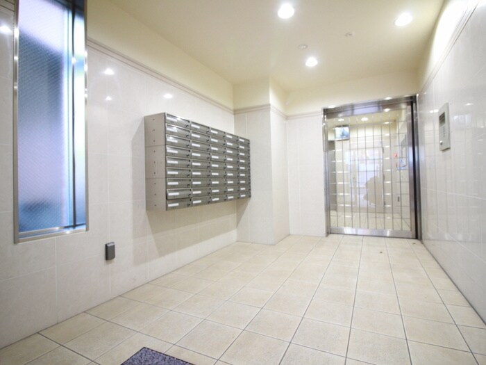 物件外観写真2　(エントランス部分)