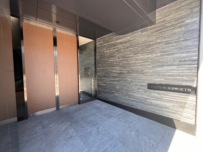 物件外観写真3　(エントランス部分)