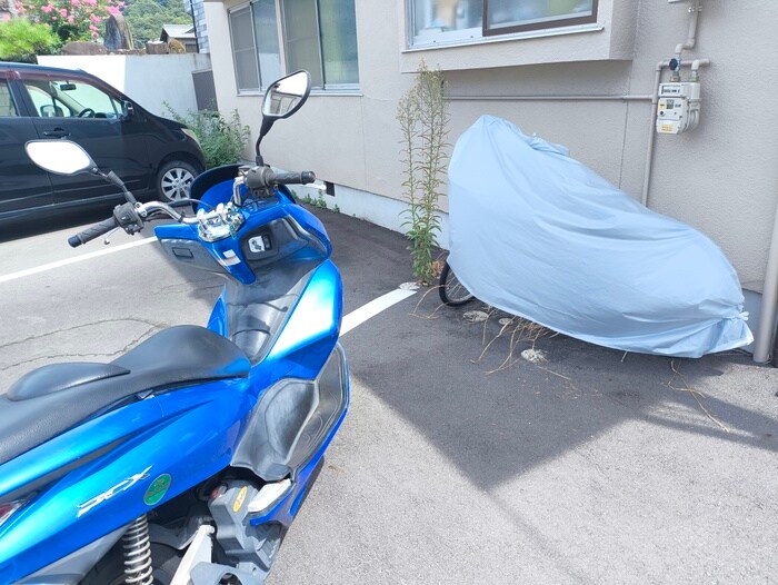 物件外観写真5　(バイク置き場)