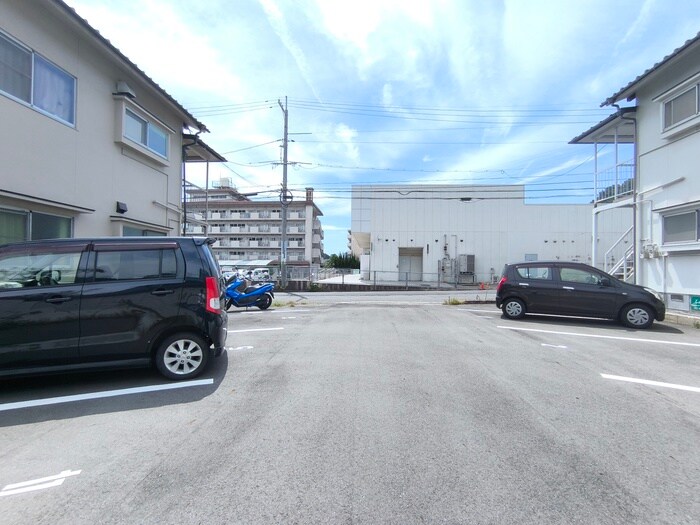 物件外観写真4　(駐車場)