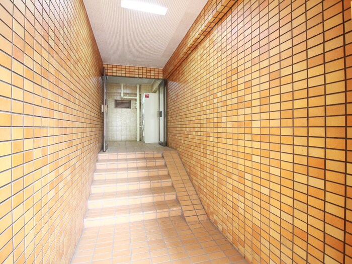 物件外観写真6　(エントランス部分)