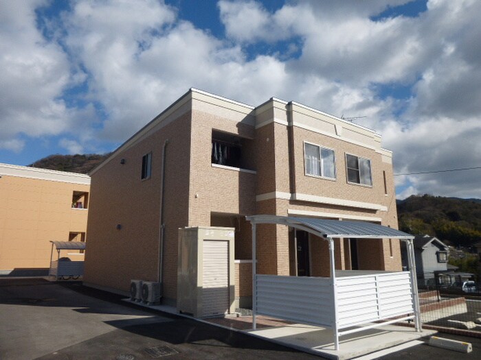 物件外観写真2　(エントランス部分)