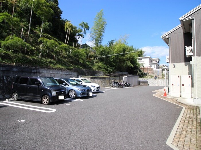 物件外観写真3　(駐車場)