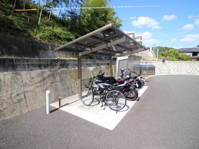 物件外観写真4　(駐輪場)