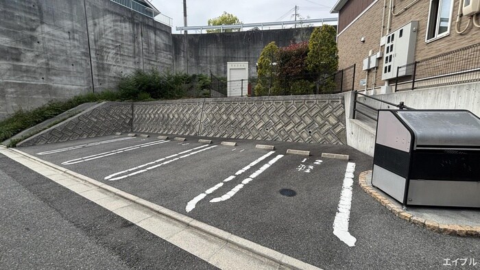 物件外観写真5　(駐車場)