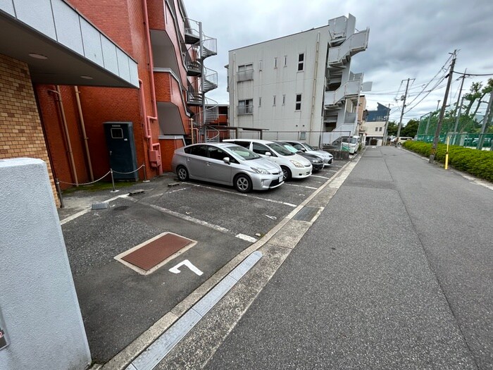 物件外観写真3　(駐車場)