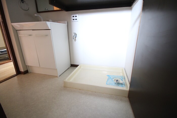 物件内観写真16　(洗濯機置場)