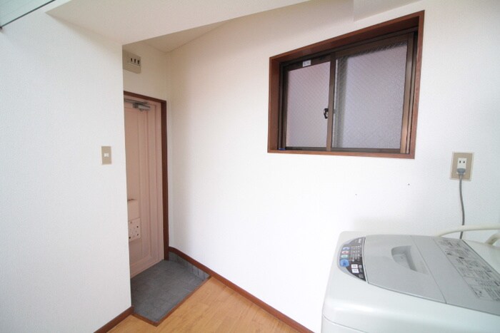 物件内観写真17　(玄関)