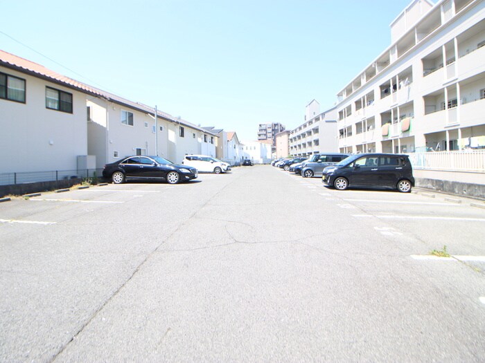 物件外観写真3　(駐車場)