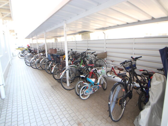 物件外観写真4　(駐輪場)