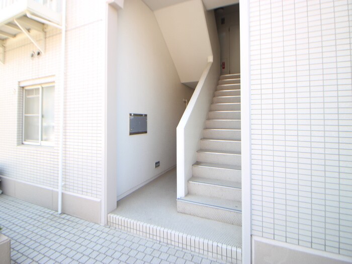 物件外観写真6　(エントランス部分)