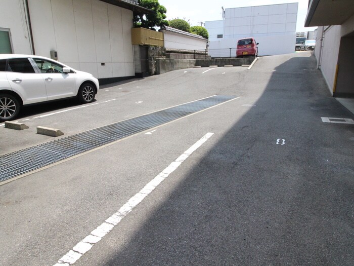 物件外観写真6　(駐車場)