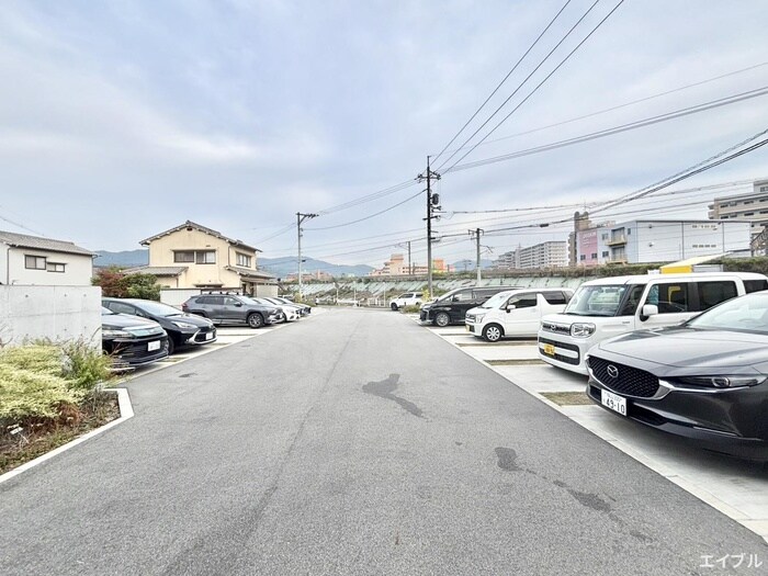 物件外観写真3　(駐車場)