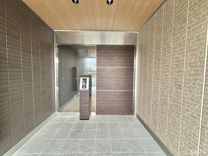 物件外観写真4　(エントランス部分)