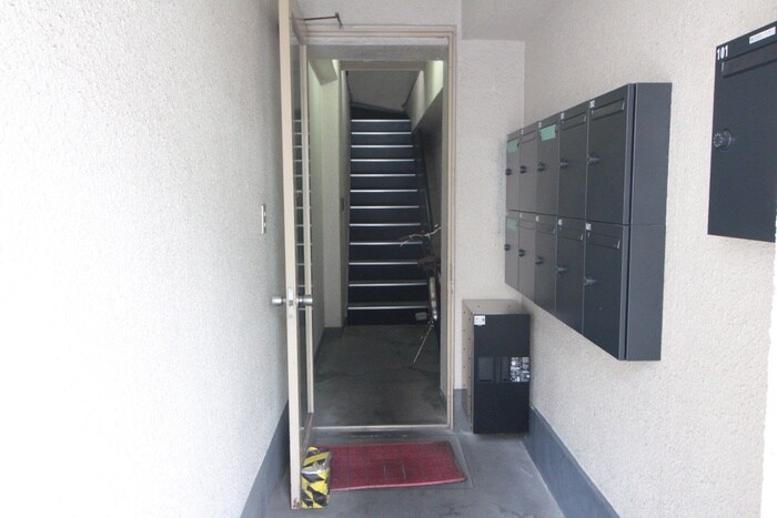 物件外観写真4　(エントランス部分)