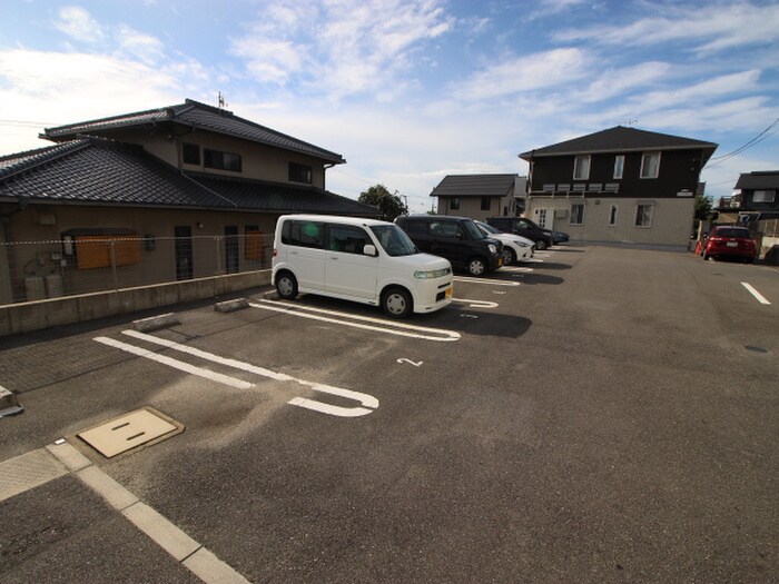 物件外観写真2　(駐車場)