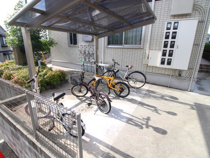 物件外観写真4　(駐輪場)