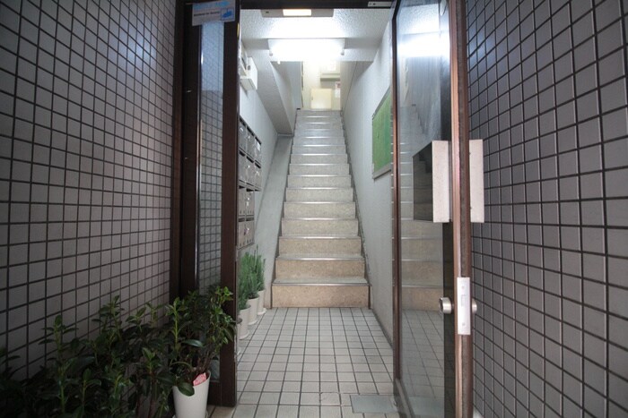 物件外観写真2　(エントランス部分)