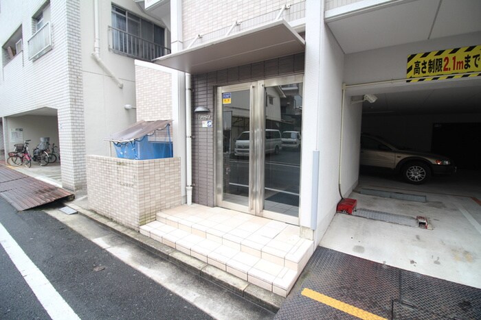 物件外観写真2　(エントランス部分)