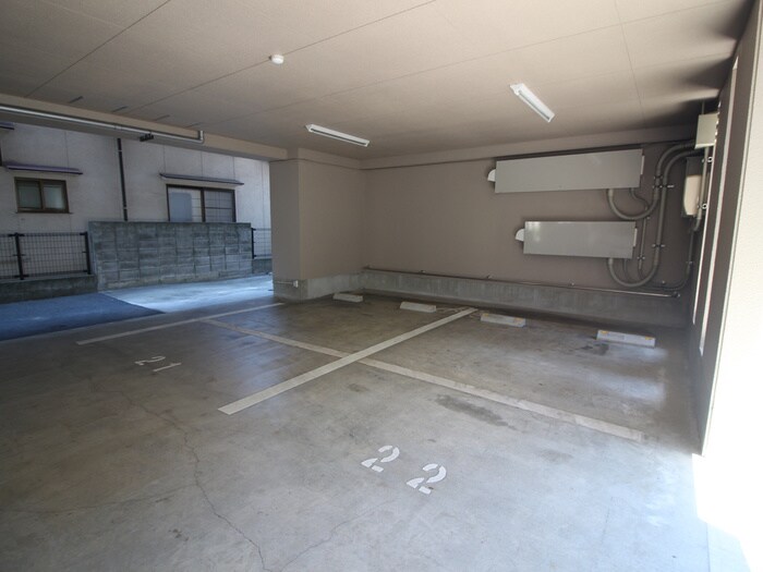 物件外観写真4　(駐車場)