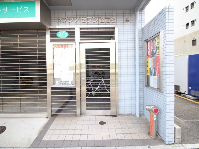 物件外観写真2　(エントランス部分)