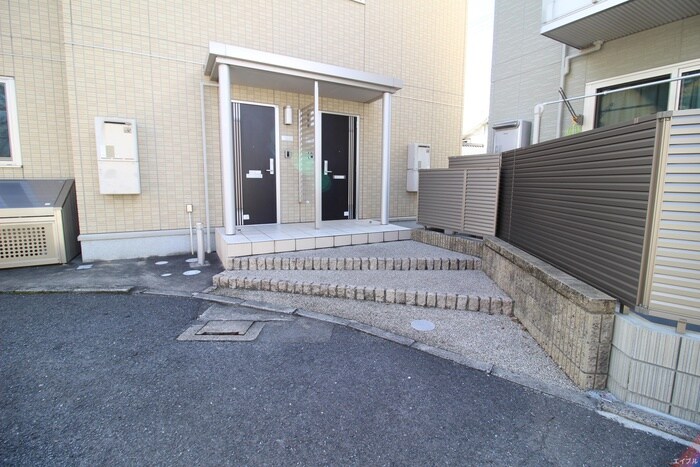 物件外観写真4　(エントランス部分)