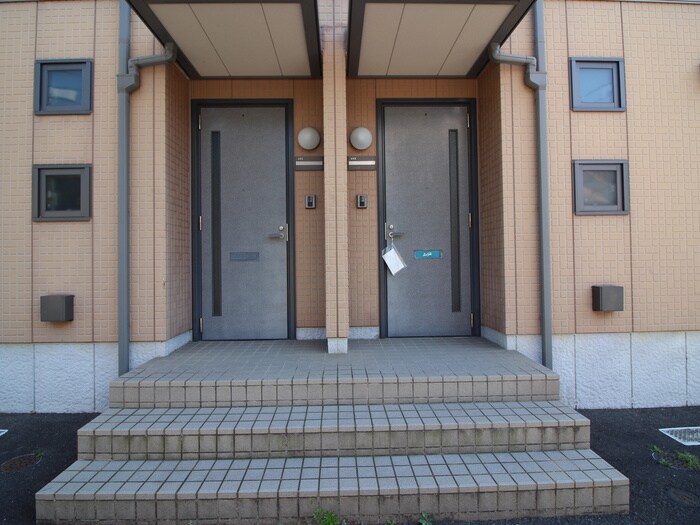 物件外観写真2　(エントランス部分)