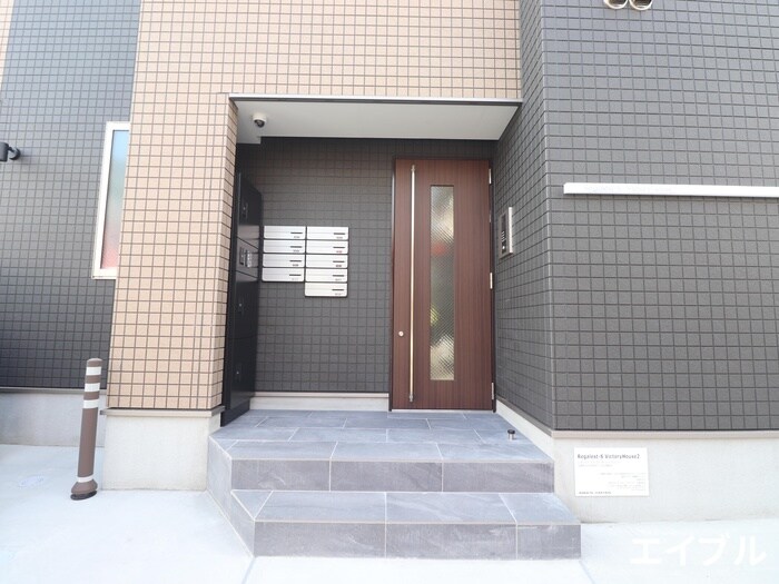 物件外観写真2　(エントランス部分)