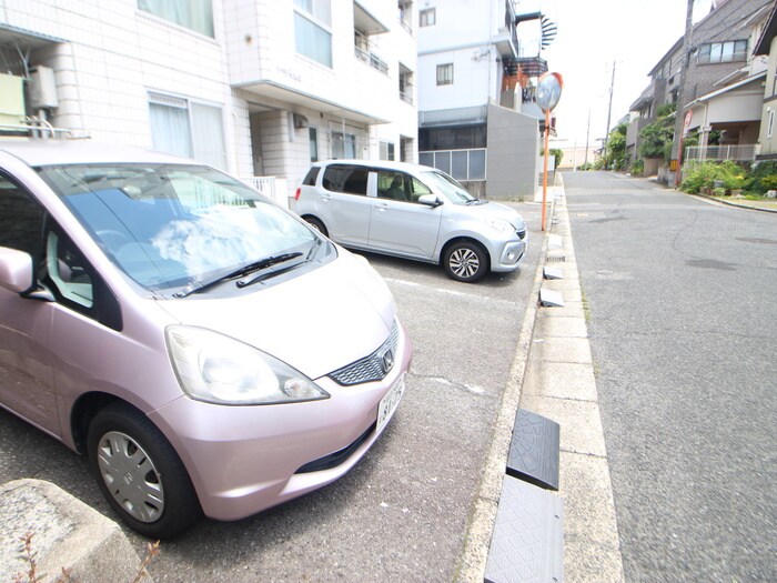 物件外観写真3　(駐車場)