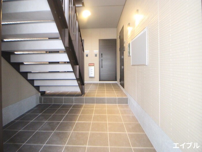 物件外観写真2　(エントランス部分)