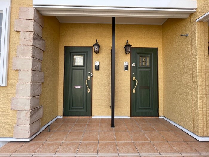 物件外観写真4　(エントランス部分)