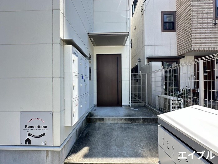物件外観写真6　(エントランス部分)