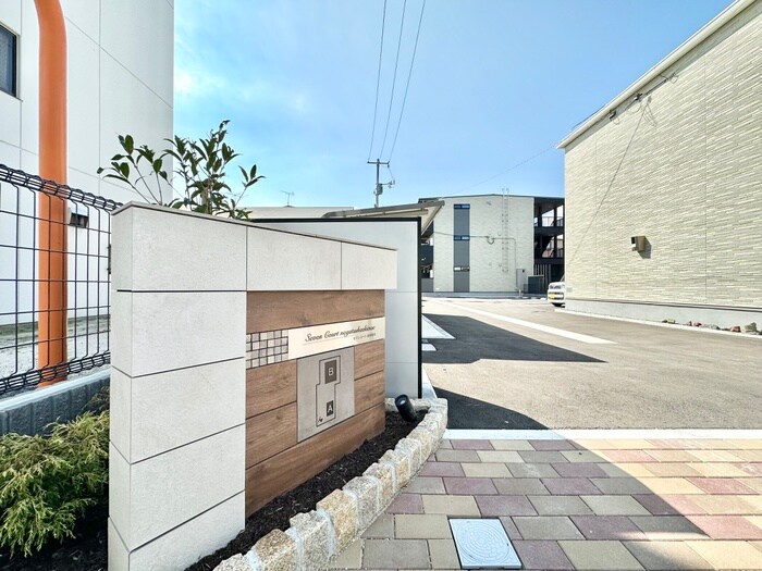 物件外観写真3　(エントランス部分)