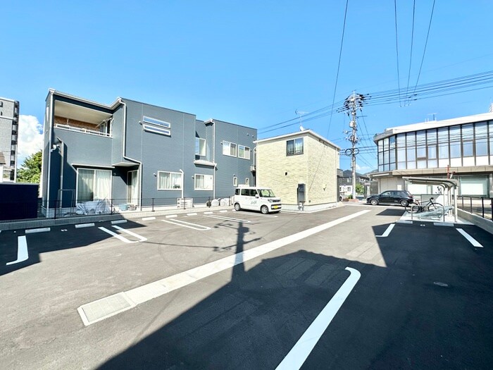 物件外観写真5　(駐車場)