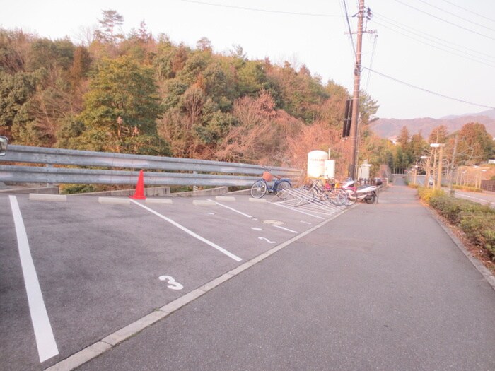 物件外観写真4　(駐車場)