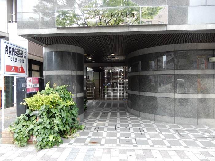 物件外観写真2　(エントランス部分)