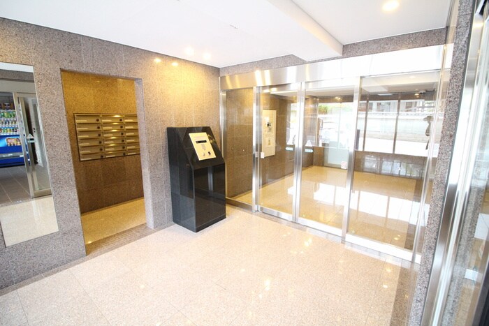 物件外観写真2　(エントランス部分)