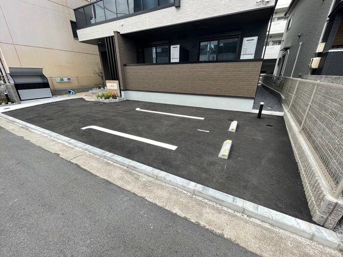 物件外観写真3　(駐車場)