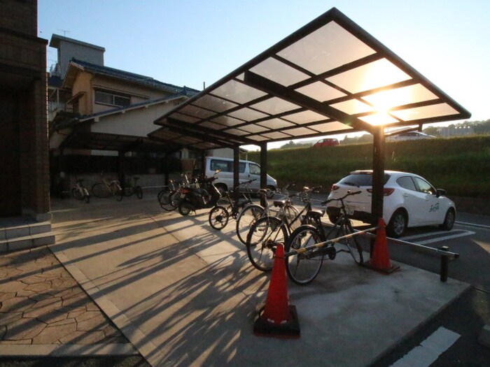 物件外観写真3　(駐輪場)