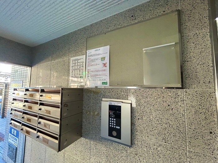 物件外観写真3　(エントランス部分)