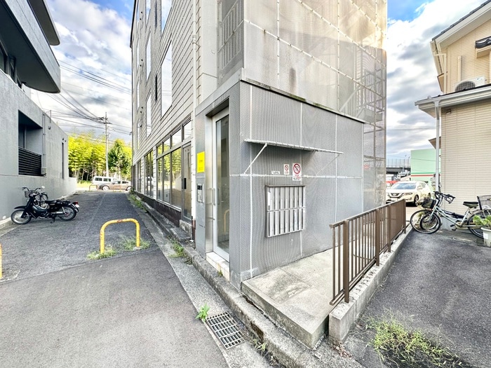 物件外観写真5　(エントランス部分)