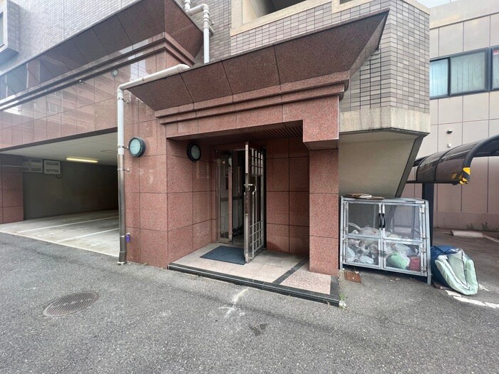 物件外観写真2　(エントランス部分)