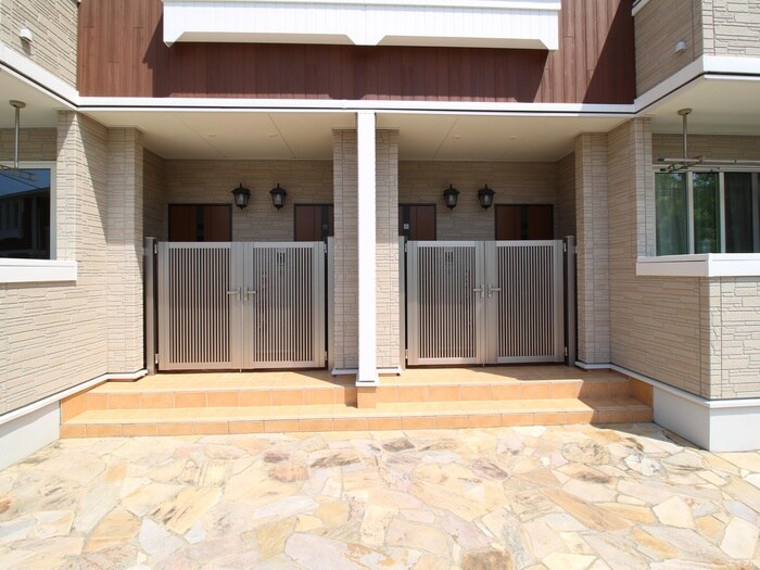 物件外観写真5　(エントランス部分)