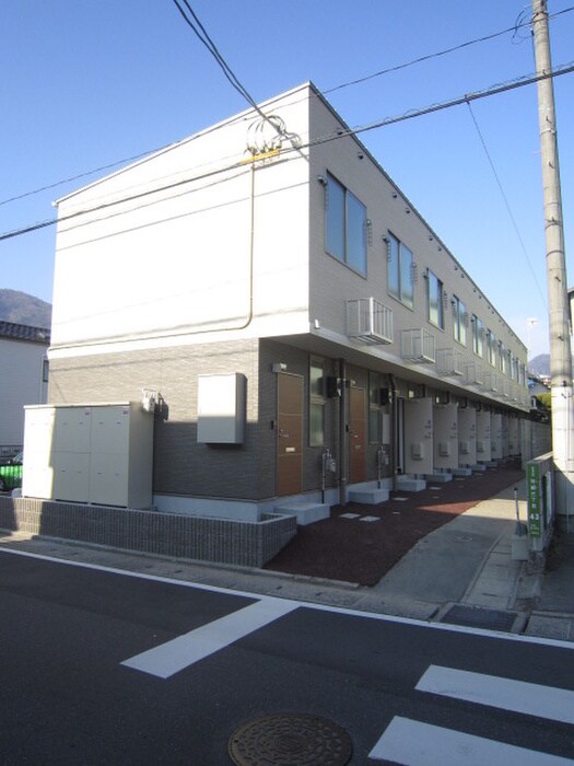 物件外観写真2　(エントランス部分)