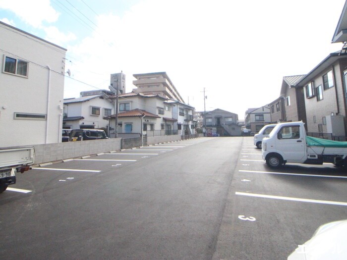 物件外観写真2　(駐車場)