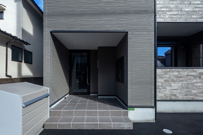 物件外観写真2　(エントランス部分)